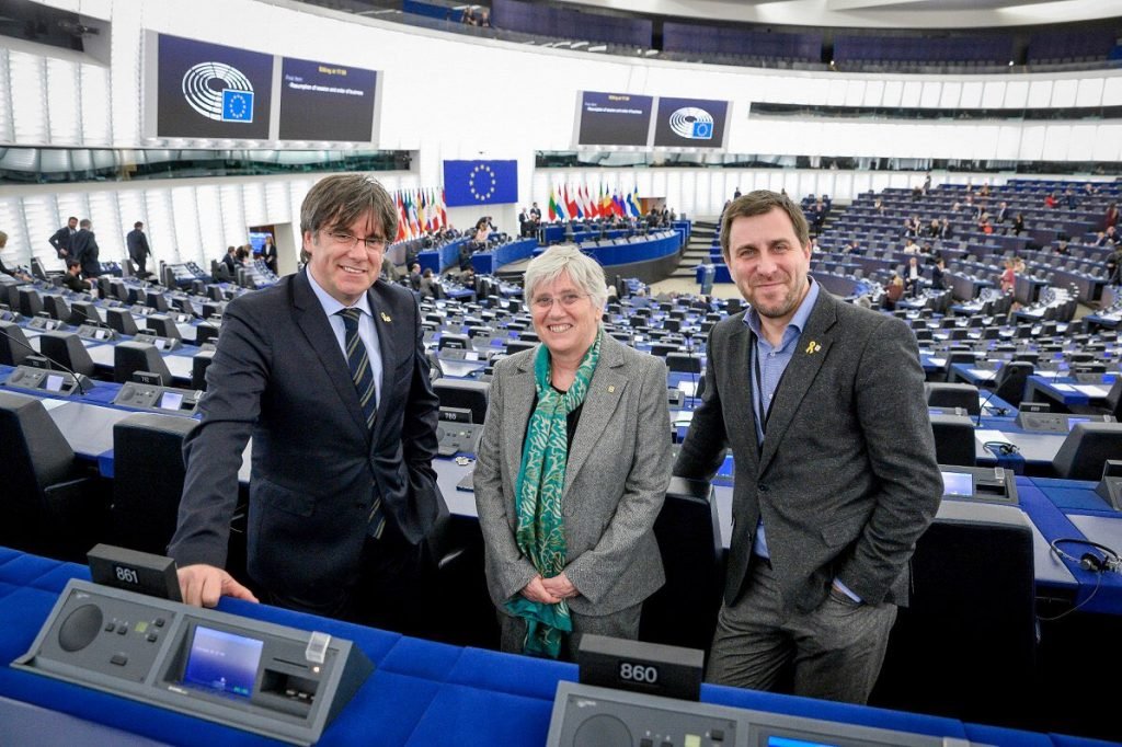 Carles Puigdemont, Clara Ponsatí e Toni Comín