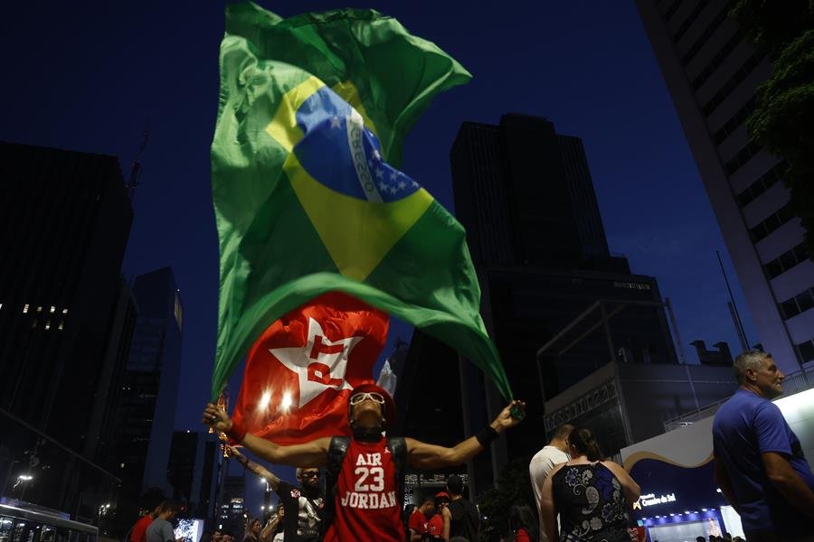 BRASIL DE VOLTA AO MUNDO