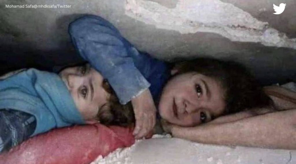 Irmã protege irmão sobre escombros Siria e Turquia